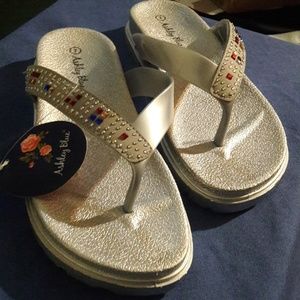 Flip flops sandals w bling  7  gray / silver